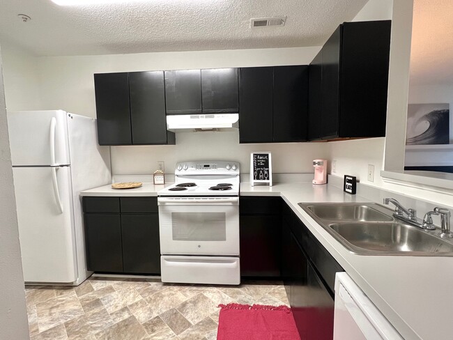 Building Photo - 4907 Hollenden Dr