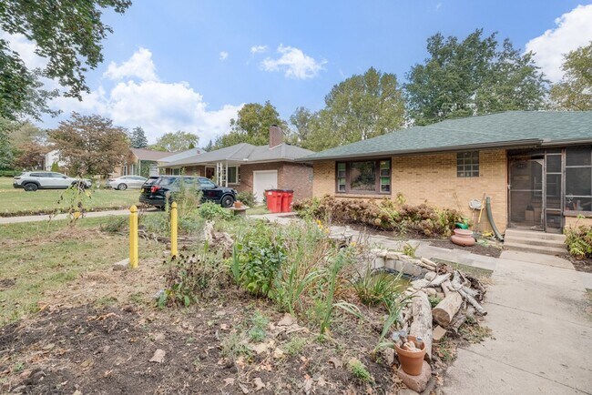 Foto del edificio - Charming 2-Bedroom Home with Bonus Space &...