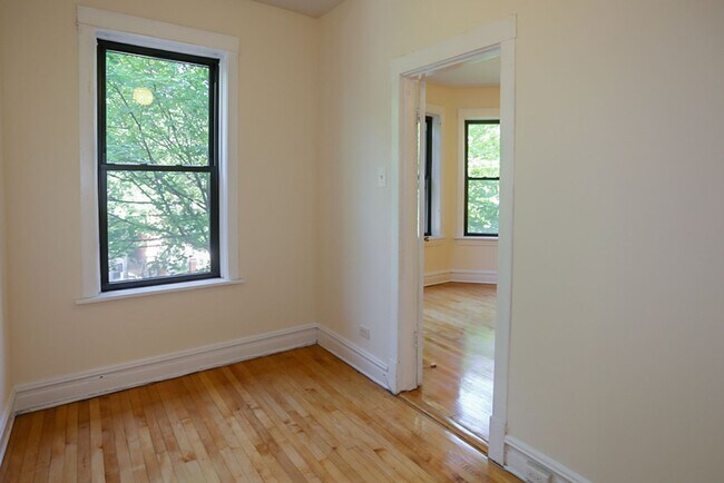 Foto del edificio - 2326 N Southport Ave