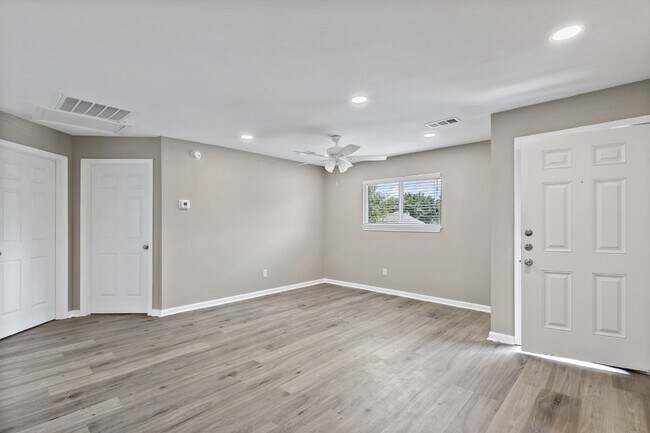 Foto del edificio - Remodeled 2 Bedroom 2 Bathroom Apartment.