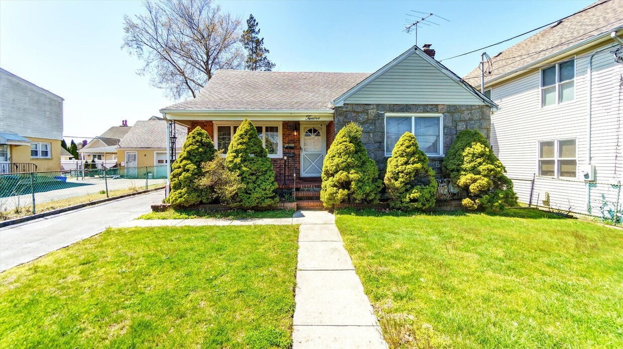 12 Smith St, Glen Cove, NY 11542 House Rental in Glen Cove, NY