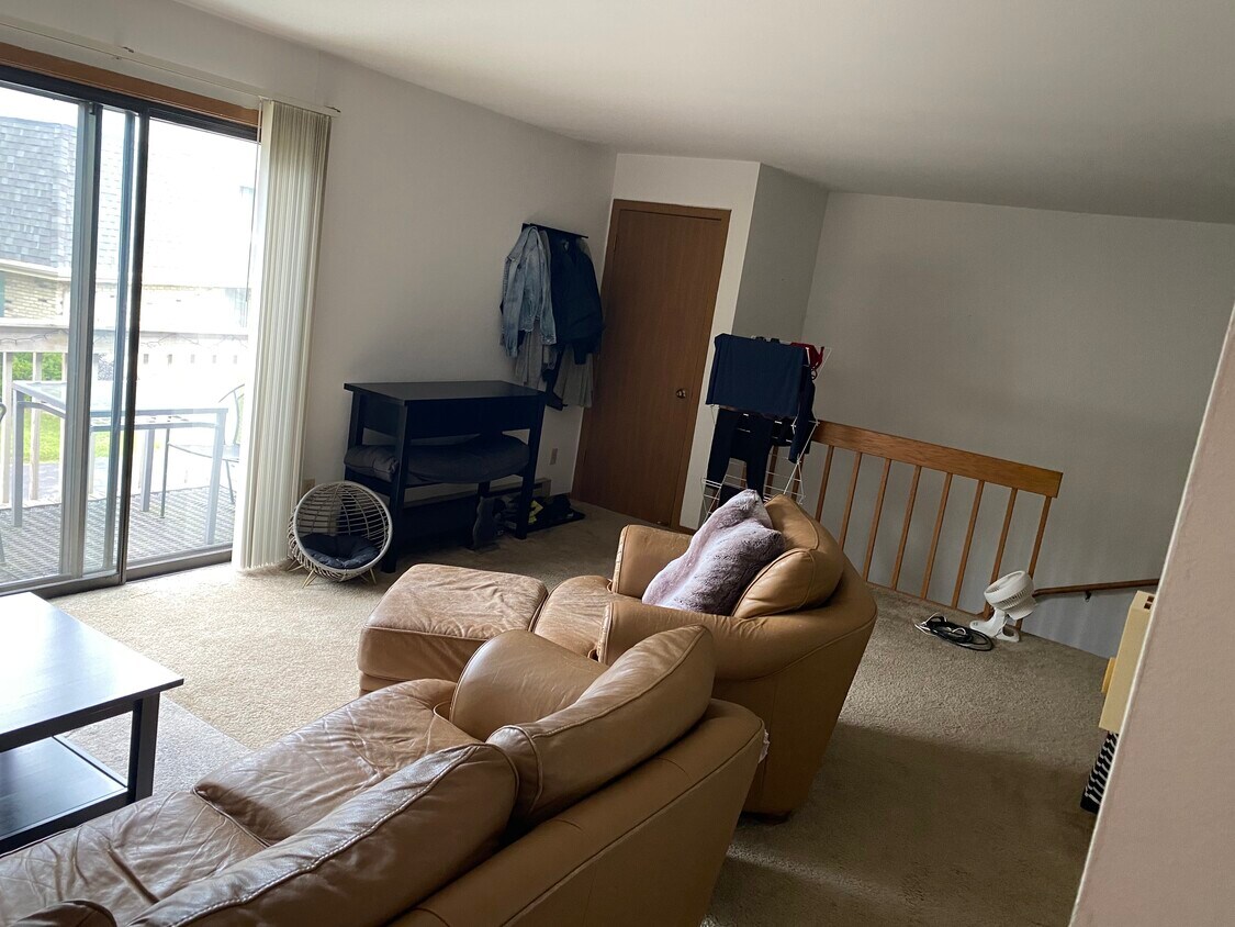 Living Room - 868 Weslyn Ct