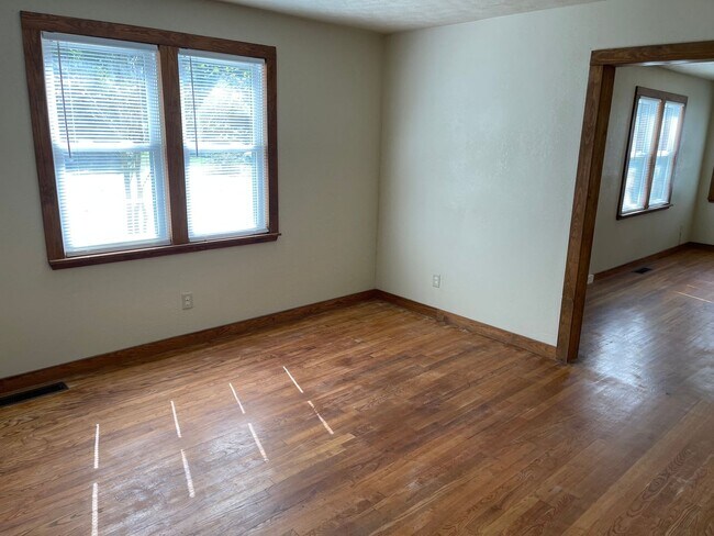 Foto del edificio - Vaughn Ave available now.