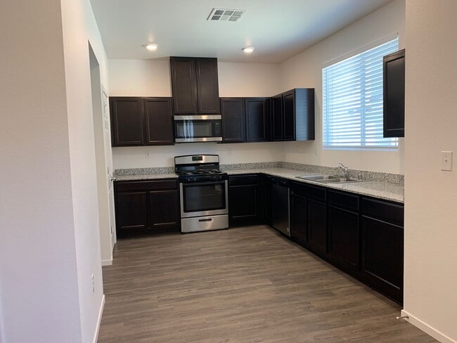 Foto del edificio - 4 bedroom Townhome