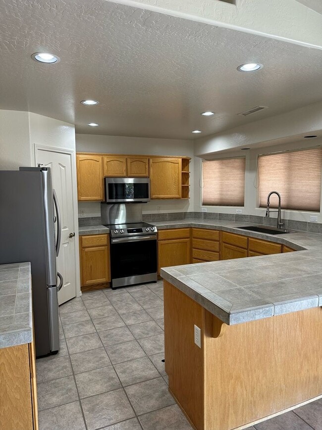 Foto del edificio - 4 Bedroom Home with 3 Car Garage in PV!