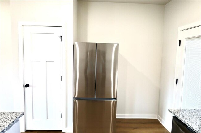 Foto del edificio - 512 Cosmos St