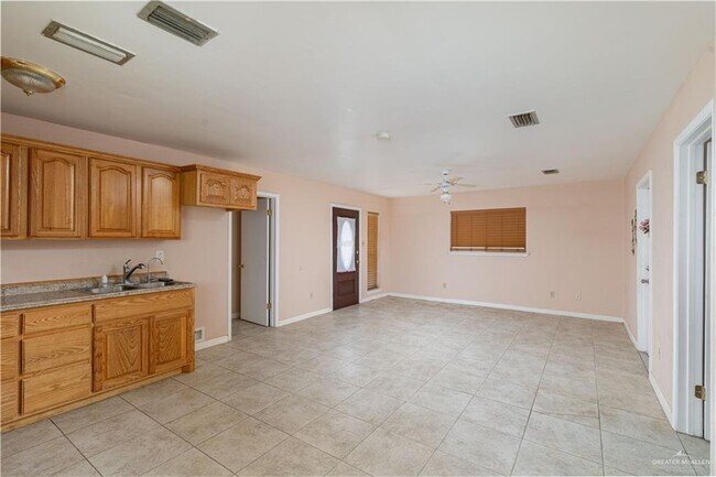 Building Photo - 17 Village Square