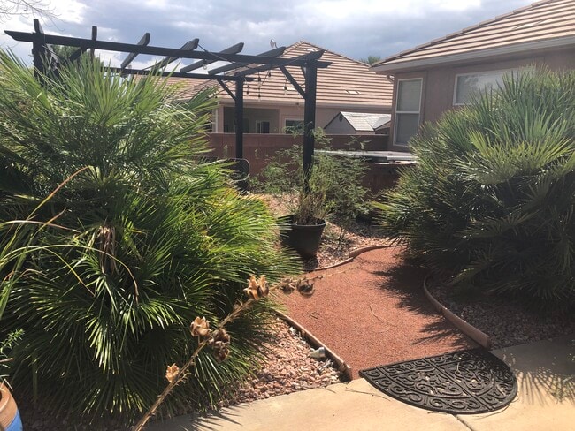 Fenced backyard and hot tub - 1806 N Dixie Downs Rd