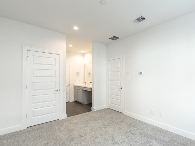 Building Photo - 2777 Clinton Dr
