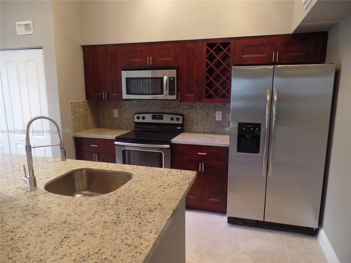 Primary Photo - 2810 N Oakland Forest Dr