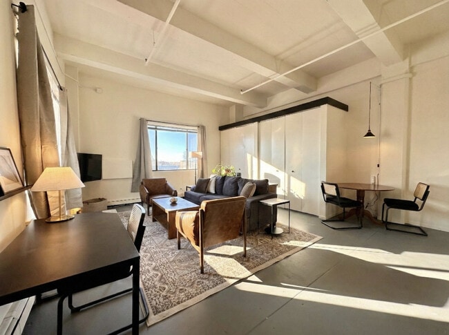 Building Photo - 823 N 2nd St