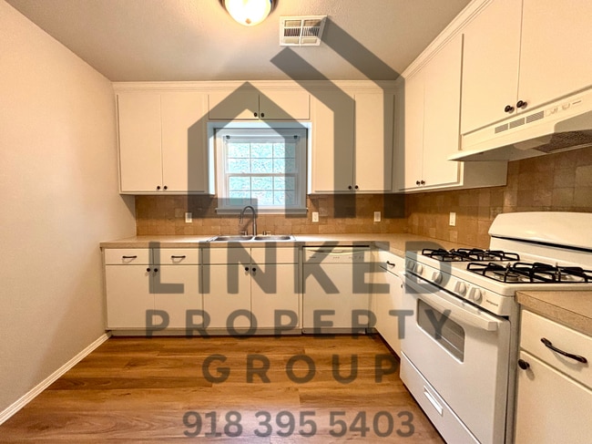 Building Photo - 5946 E 4th St