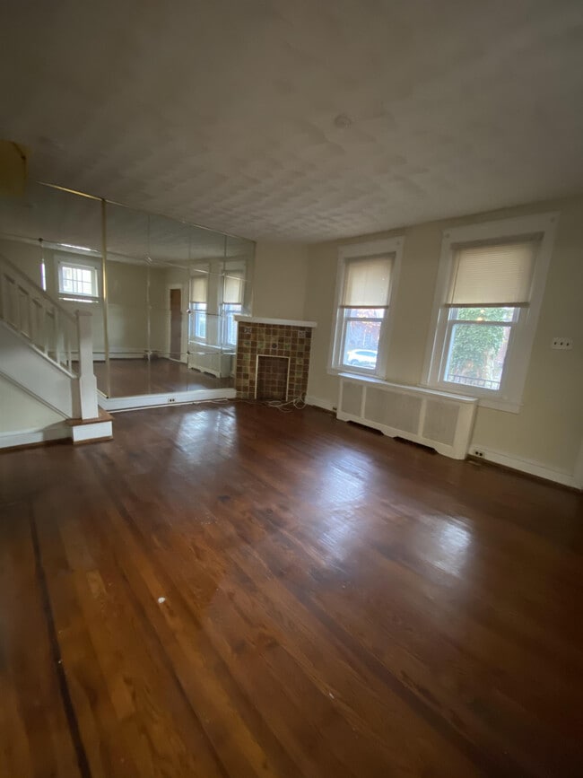 Building Photo - 219 W 35th St