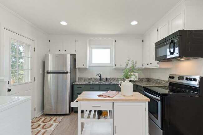 Foto del edificio - 2 Bed/ 1 Bath Cottage in Charlotte Park, Fenced Yard and Pet Friendly