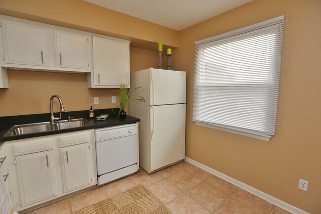 Building Photo - Amazing 2 Bedroom Townhome in Washington S...