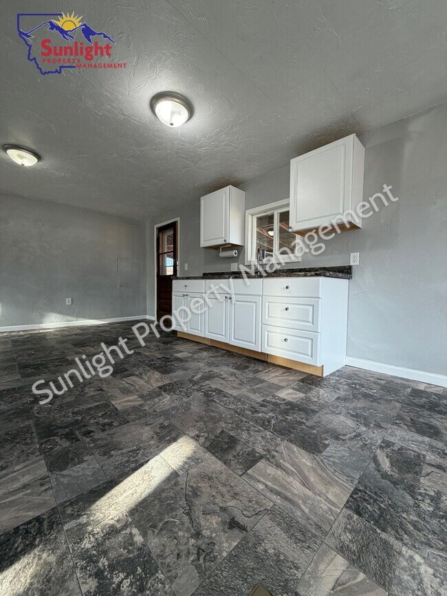 Foto del edificio - Spacious 5-Bedroom Home with Open Layout, Off-Street Parking & Large Backyard