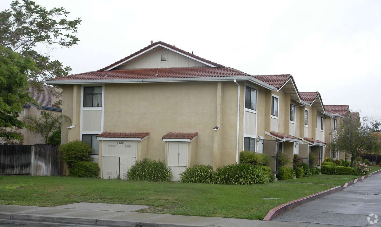 Primary Photo - 2744 College Ave