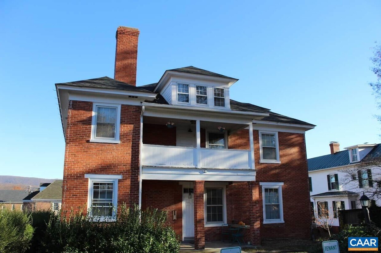 325 Chestnut Ave Unit D, Waynesboro, VA 22980 Room for Rent in