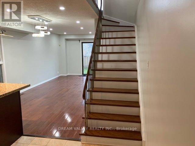 Building Photo - 20 Glanvil Crescent