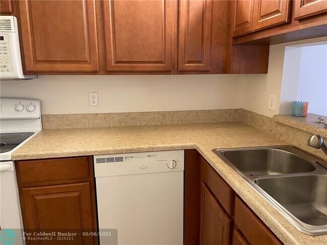 Building Photo - 1005 Twin Lakes Dr