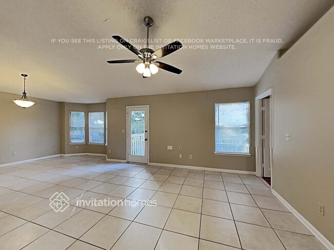 Foto del edificio - 1724 Chandelier Cir W