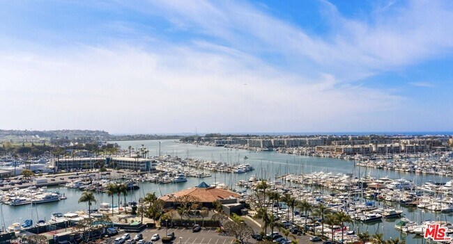 Building Photo - 13700 Marina Pointe Dr