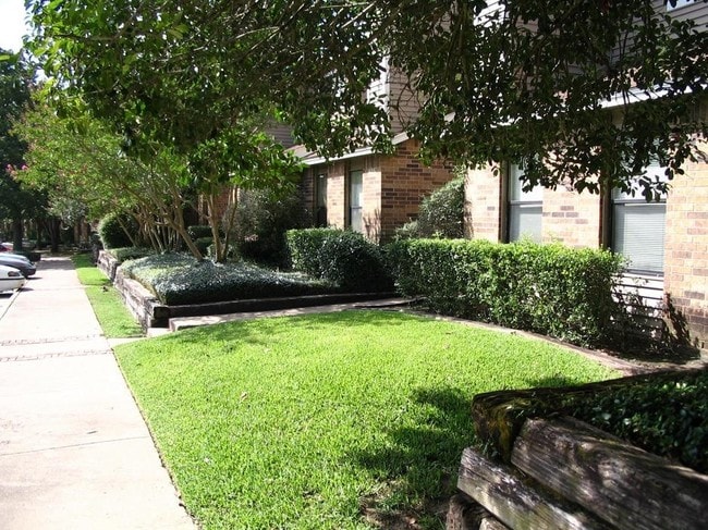 Building Photo - Oak Creek Condominiums