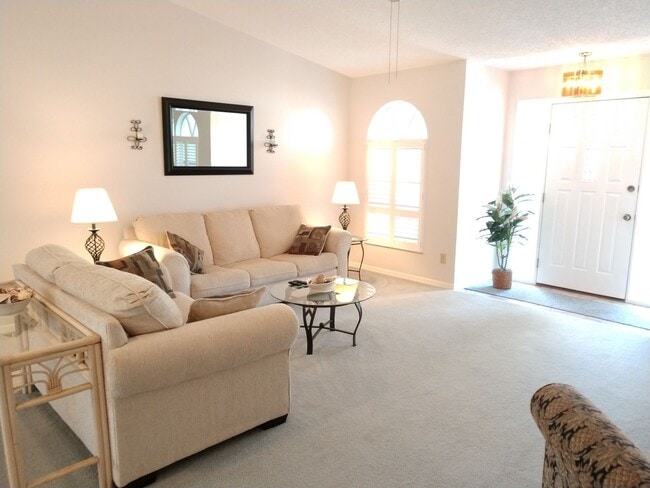 Building Photo - Seasonal Short-Term Single-Family Home located in Meadow Run at Jacaranda!