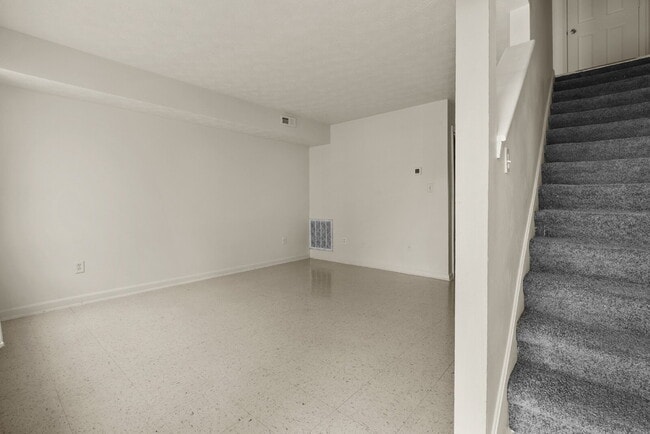 Building Photo - Charming Two Bedroom Townhome in South Louisville, Family-Friendly Neighborhood!