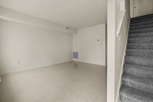 Foto del edificio - Charming Two Bedroom Townhome in South Louisville, Family-Friendly Neighborhood!