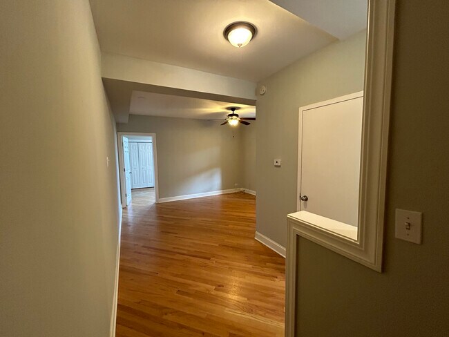 Foto del edificio - 894 Green Bay Rd