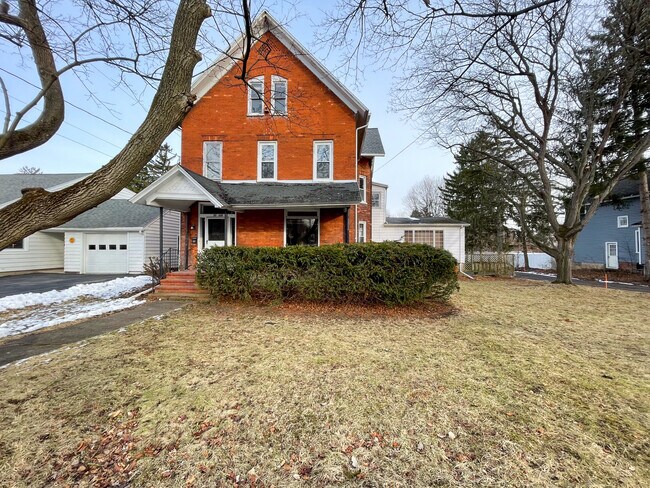 Building Photo - 55 Oak St
