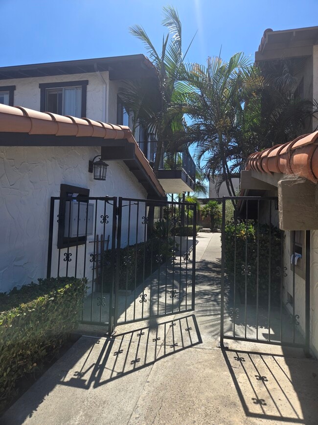 Building Photo - 247 Avenida Montalvo