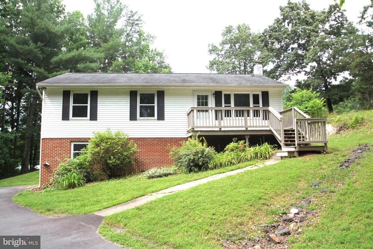 5 Midnight Ln, Castleton, VA 22716 House Rental in Castleton, VA