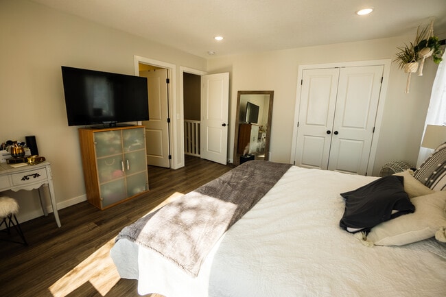 Master Bedroom w/ Master Bath - 2927 Marshall St NE
