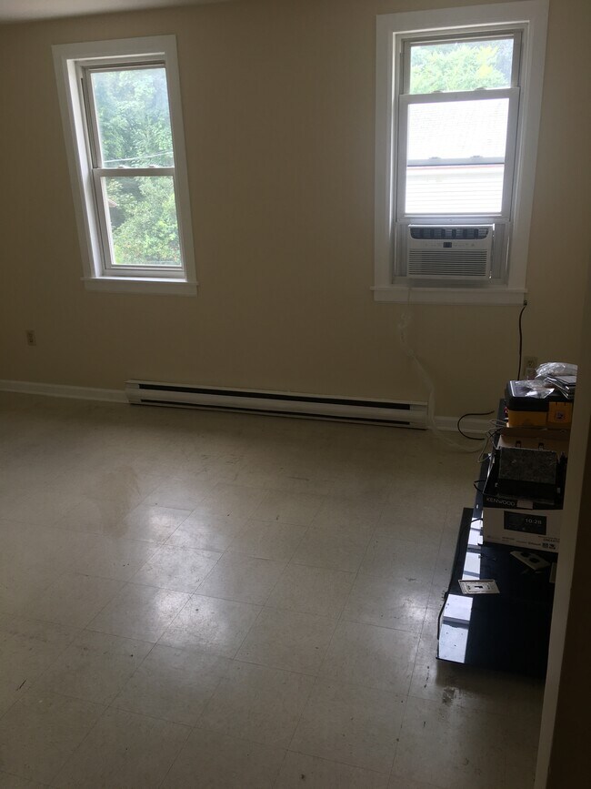 Living room - 6325 New St