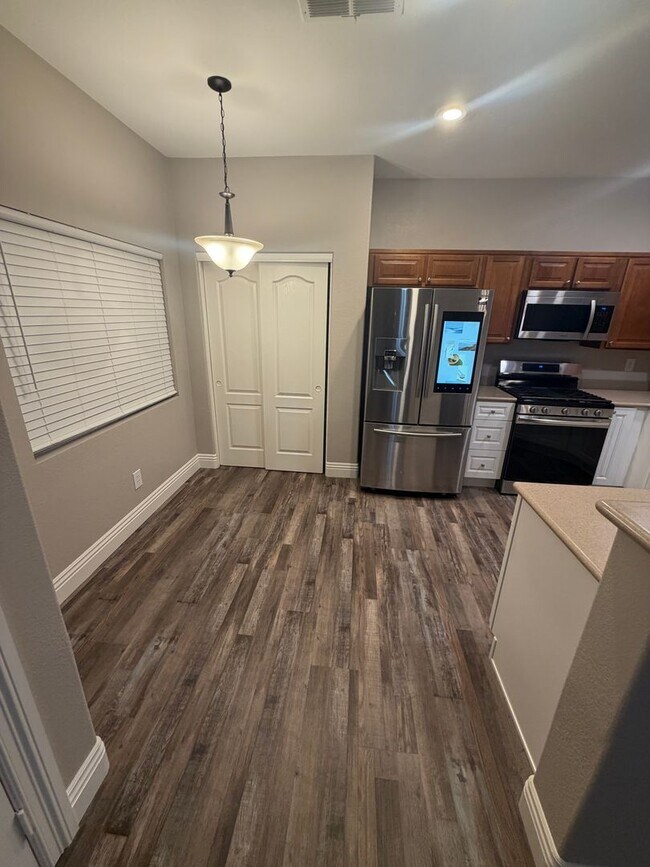 Foto del edificio - Avail 12/29/25 NW CONDO 2/2.75/2 CAR