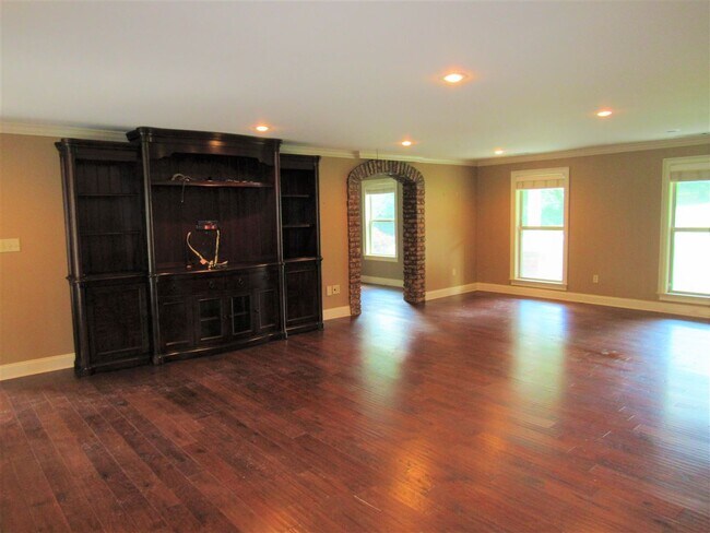 Building Photo - 3208 MS-309