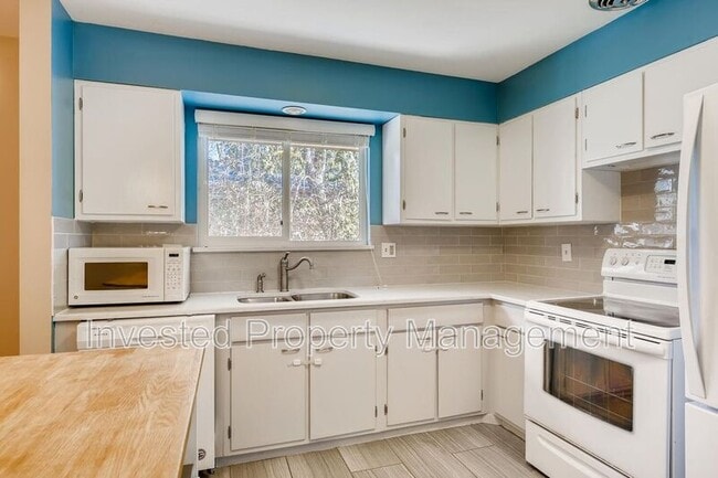 Building Photo - 1142 W Ida Ave