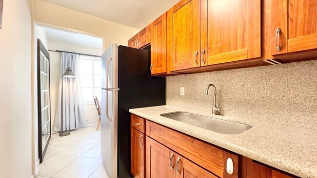 Building Photo - 1 BED/1 BATH OFF ALA WAI BLVD - PET FRIENDLY!