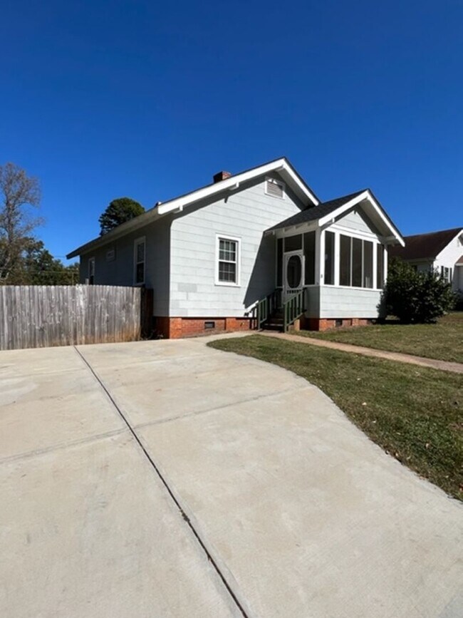 Foto del edificio - This Single Story Bungalow Home has 2 Bedrooms, 1 Full Bath located in Lyman at Pacific Mills whi...