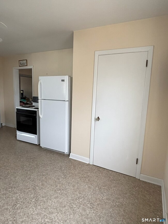 Building Photo - 32 Ledyard Ave