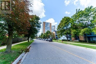 Building Photo - 35 Trailwood Dr