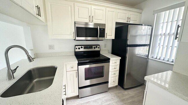 Building Photo - 9991 Three Lakes Cir