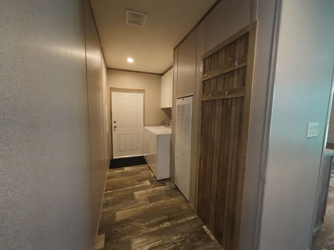 Building Photo - 463 Comanche Rd