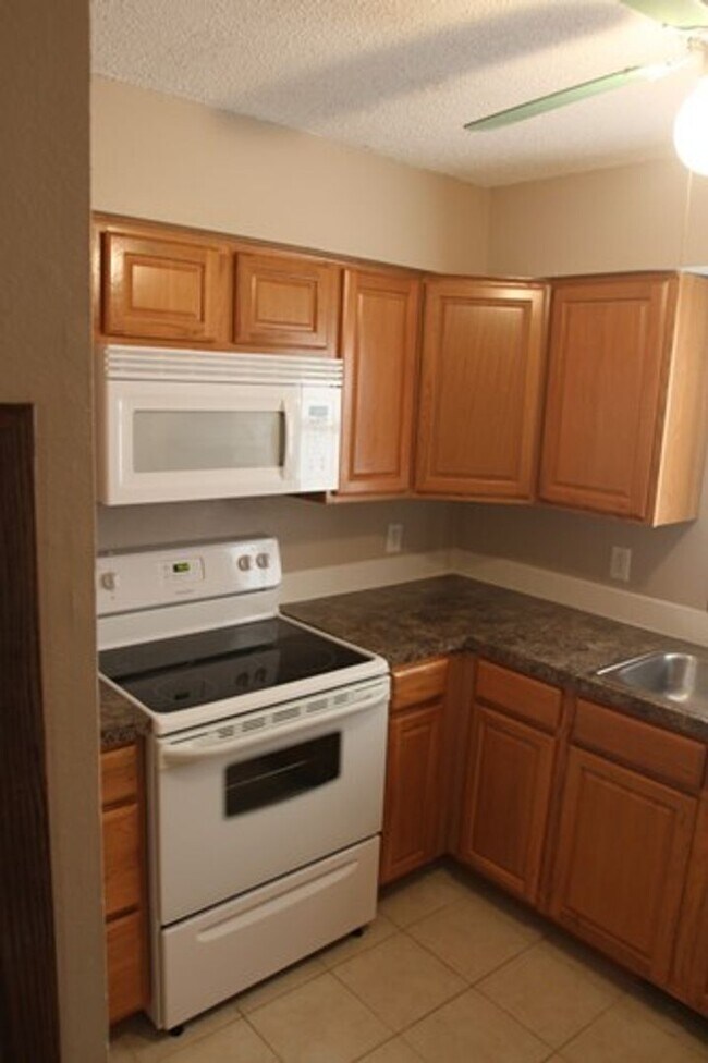 Foto del edificio - 3 Bedroom 1 Bath Home With 2 Car Detached ...
