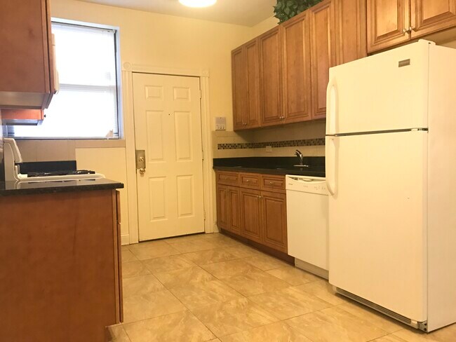 Kitchen - 936 W Windsor Ave