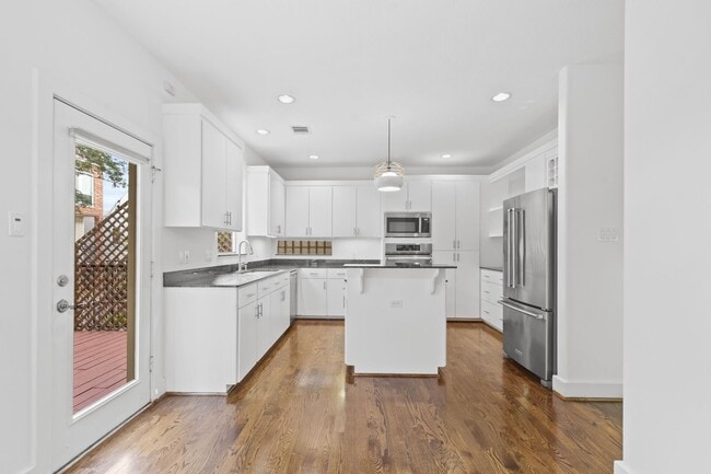 Building Photo - Live Near Memorial Park! Spacious 3BR with...