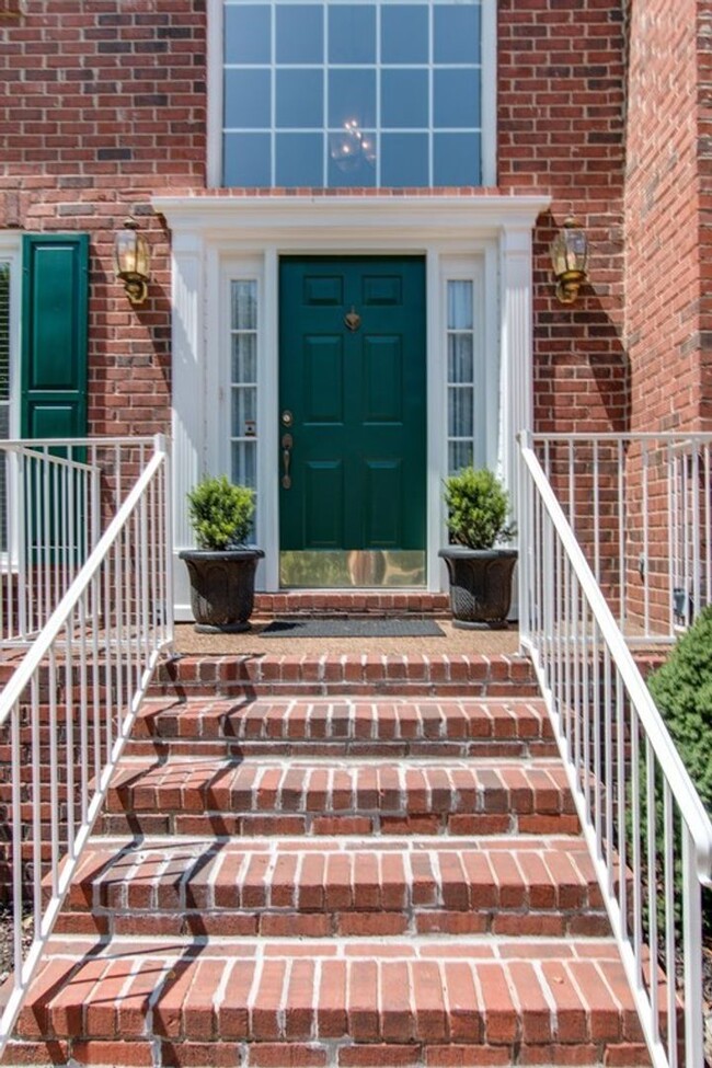Building Photo - Spacious 4 Bed, 3 Bath Home in Convenientl...