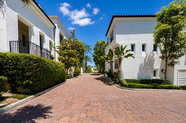 Foto del edificio - Beautifully Remodel Townhouse with AC & Two Car Garage!